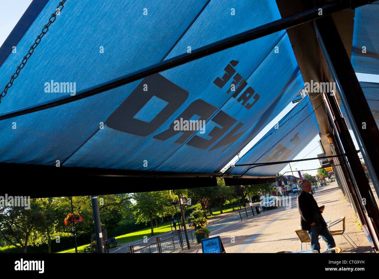 Homme entrant Caffe Nero en début de matinée, West Bridgford, Lancashire, England, UK Banque D'Images