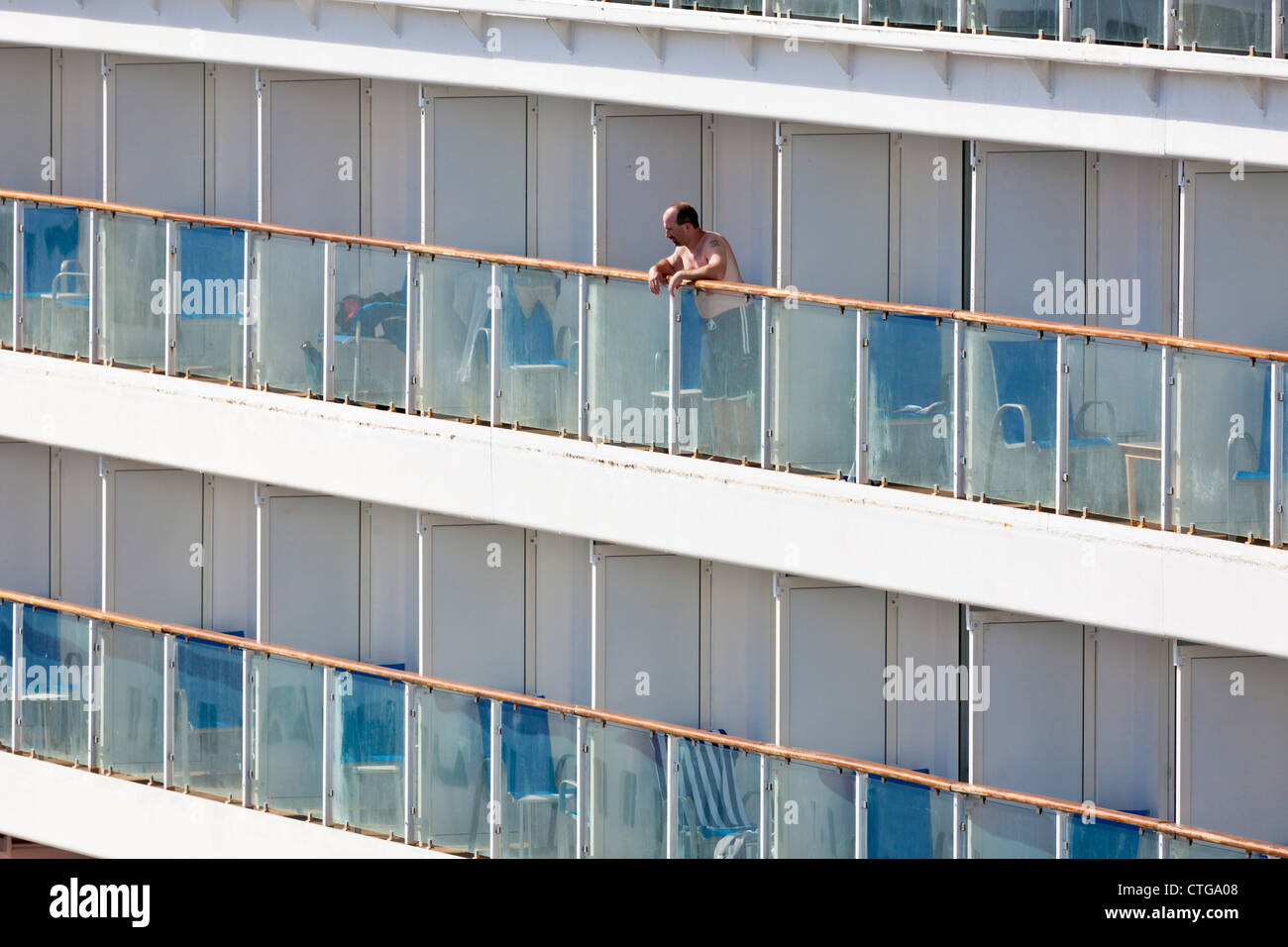 L'homme donne sur balcon sur l'ancien bateau de croisière à Nassau, Bahamas Banque D'Images