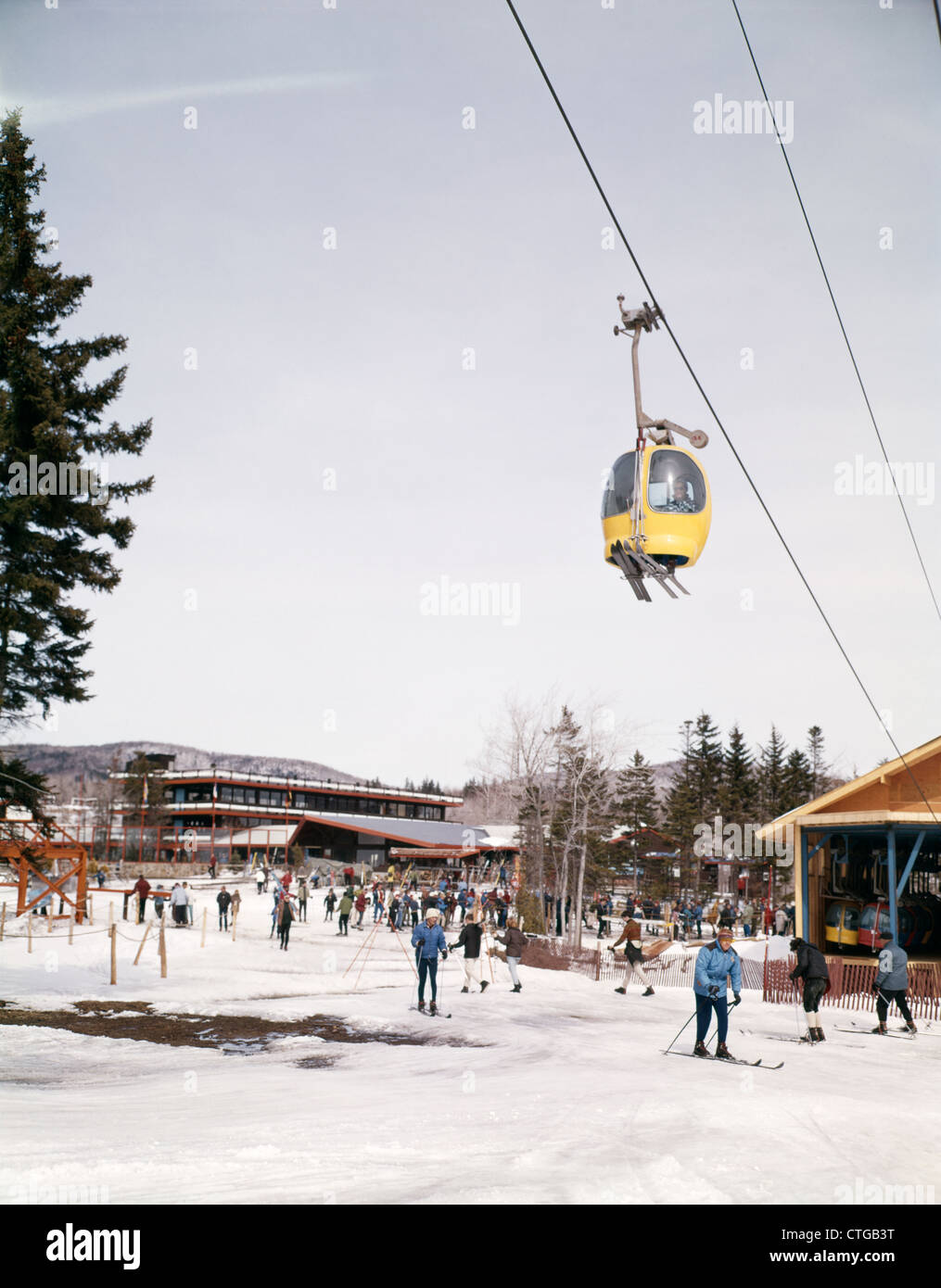 1960 Ski Lodge d'un jaune vif en forme de bulle RÉTRO TÉLÉCABINE Banque D'Images