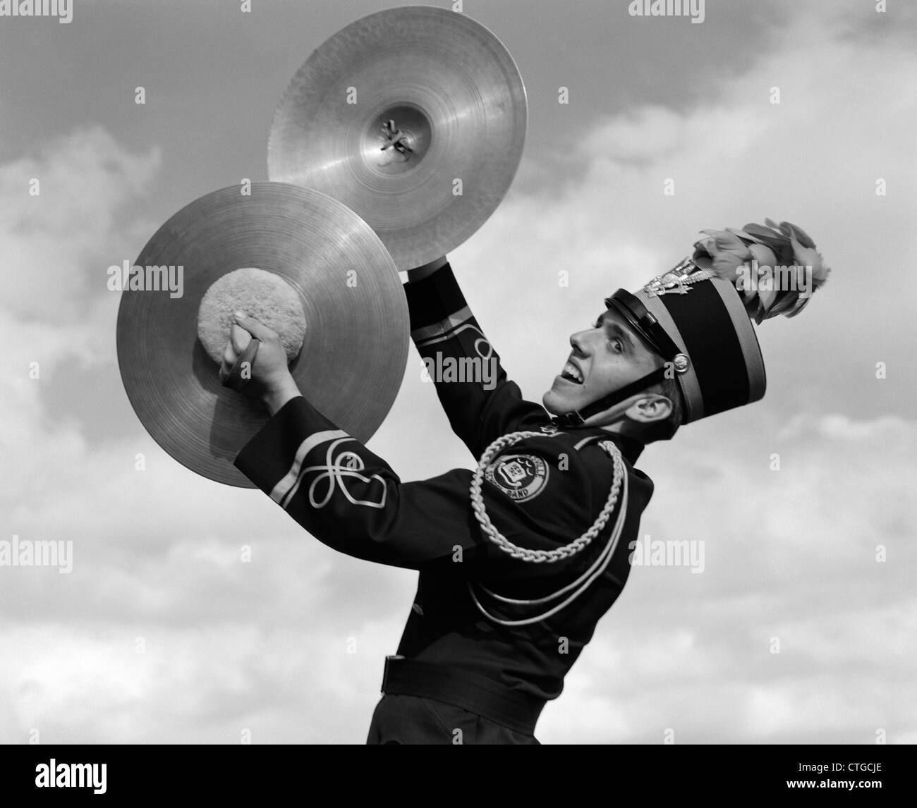 1960 PORTRAIT DE jeune garçon en uniforme de la bande à l'extérieur du tableau de cymbales Banque D'Images