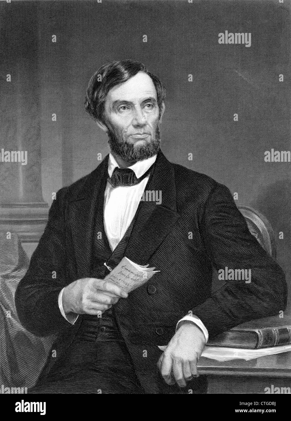 Années 1800 Années 1860, LE PRÉSIDENT ABRAHAM LINCOLN PORTRAIT HOLDING LA PROCLAMATION D'ÉMANCIPATION Banque D'Images