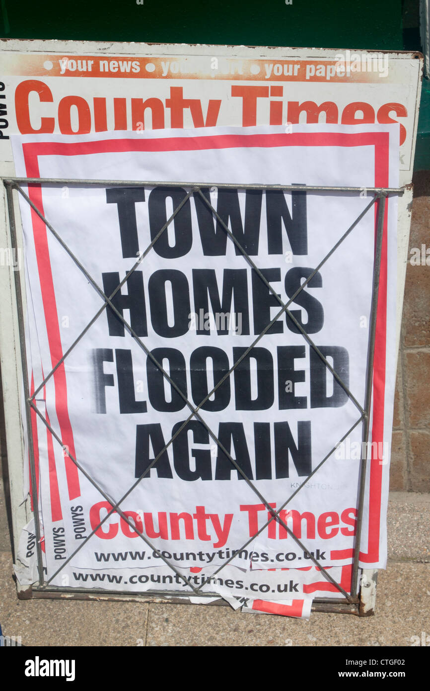 Manchette poster à l'extérieur de l'atelier à Knighton Powys Pays de Galles UK 'Maisons de ville à nouveau inondées' dans County Times Banque D'Images