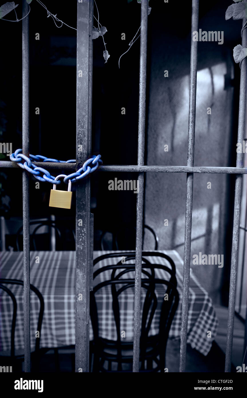 B&W/couleur image récession conceptuel restaurant bar cafe cessé à la chaîne fermée et cadenassée Banque D'Images