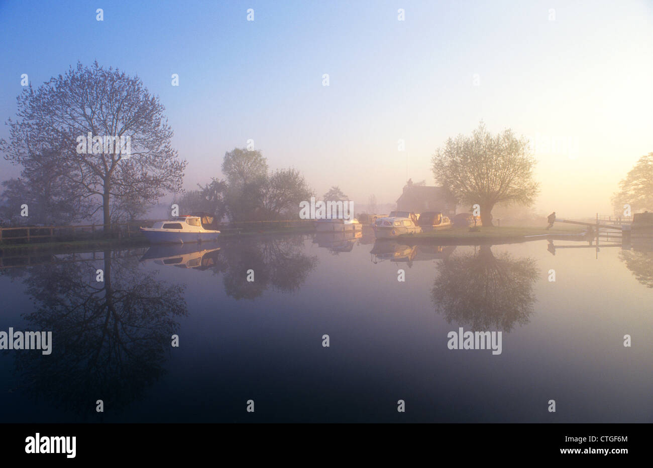 Papercourt verrou sur un bateau avec sunrise misty toujours membre de l'équipe des portes de l'écluse d'exploitation River Wey Surrey UK Banque D'Images