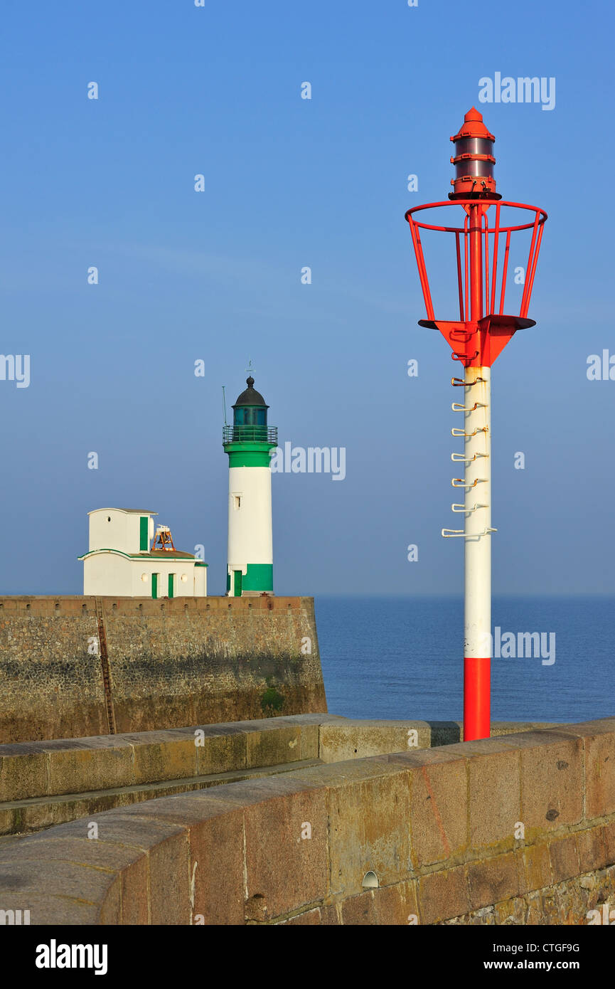 Phare et balise maritime sur ponton de Le Tréport, Haute-Normandie, France Banque D'Images