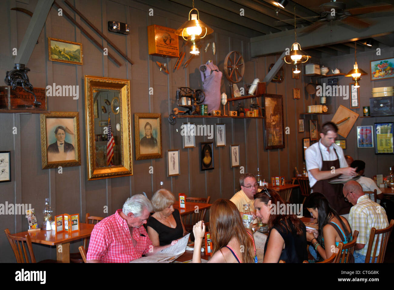 Stuart Florida, Cracker Barrel, restaurant restaurants repas manger dehors café cafés bistrot, intérieur intérieur, décor, décoration intérieure, Americana, thème, vi Banque D'Images