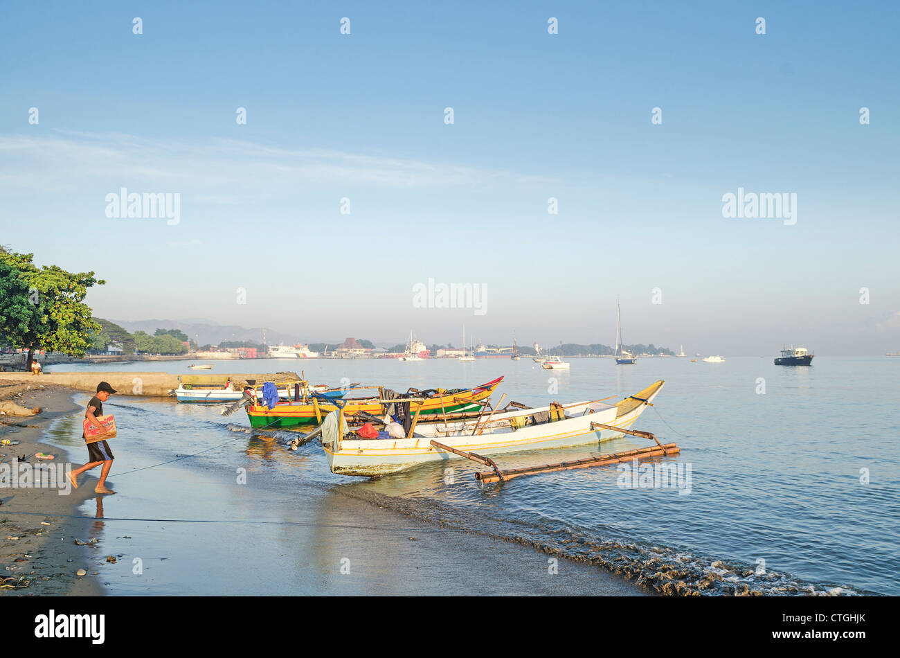 Bateaux de pêche sur la plage à Dili, Timor Leste Timor oriental Banque D'Images