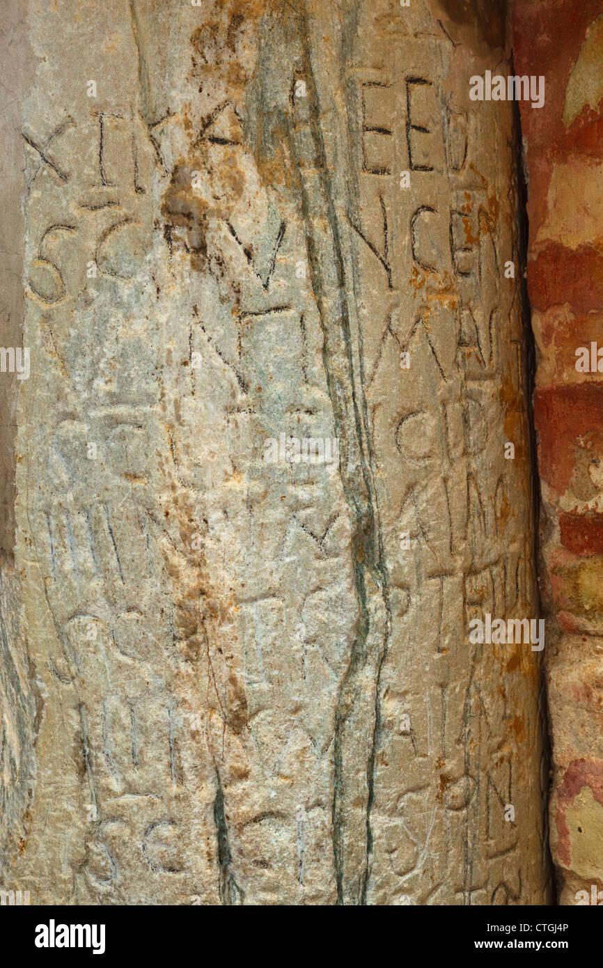 Carmona, Province de Séville, Espagne. 6ème siècle sculptée dans calendrier Wisigoth pilier dans l'Oranger patio. Banque D'Images