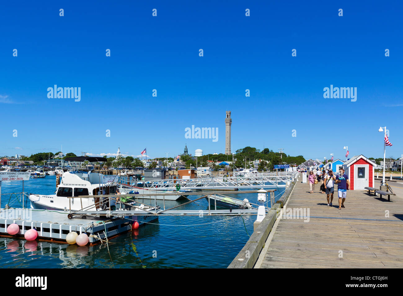 Le port à Provincetown avec le Pilgrim Monument tower dans la distance, Cape Cod, Massachusetts, USA Banque D'Images