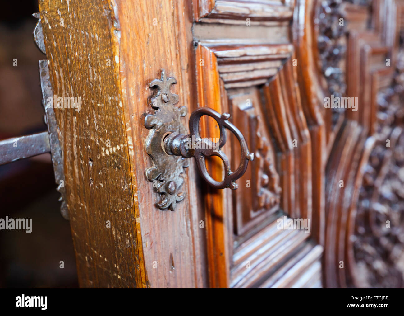 Carmona, Province de Séville, Espagne. Ancienne porte et serrure dans la Prioral de Santa Maria. Prieuré de Santa Maria. Banque D'Images
