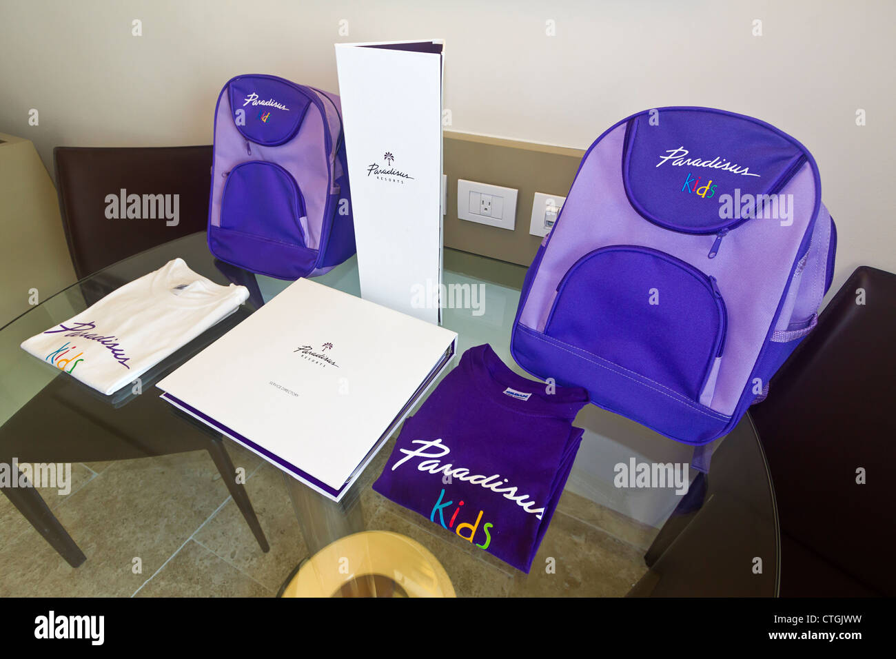 Les chambres de l'hôtel spécial pour les enfants au Paradisus Resort à Playa del Carmen avec des sacs, t-shirts et autres cadeaux. Banque D'Images