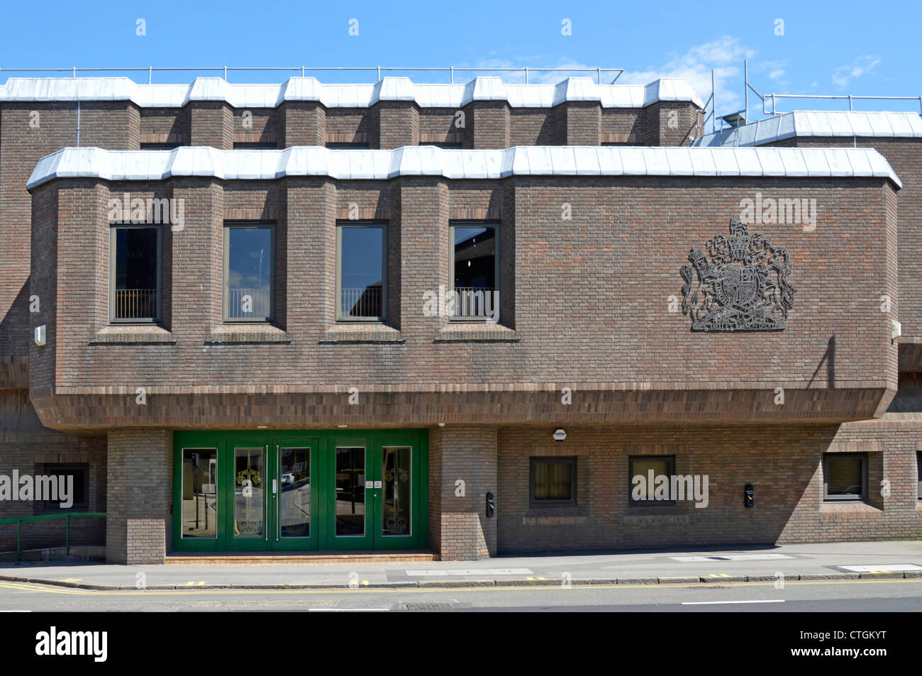 Chelmsford Crown court Royal armoiries du Royaume-Uni sur le mur de briques externe du bâtiment moderne du palais de justice Essex Angleterre Royaume-Uni Banque D'Images