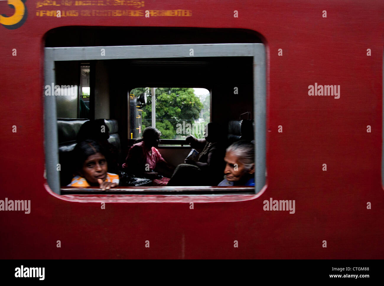 Fille et vieille dame regarder dehors de la fenêtre du train au Sri Lanka. Banque D'Images