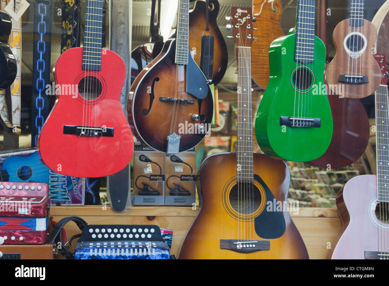Killarney, comté de Kerry, Irlande. Instruments à cordes à vendre en vitrine. Des guitares, des mandolines, des ukulélés. Banque D'Images