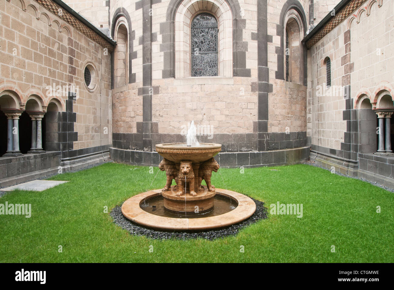 Fontaine Lion dans le Paradis ; portique Roman Rhénanie-palatinat Allemagne Banque D'Images