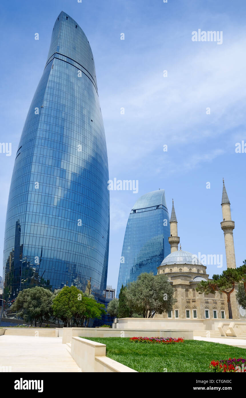 La mosquée Turque et des bâtiments modernes. Bakou. L'Azerbaïdjan. Banque D'Images