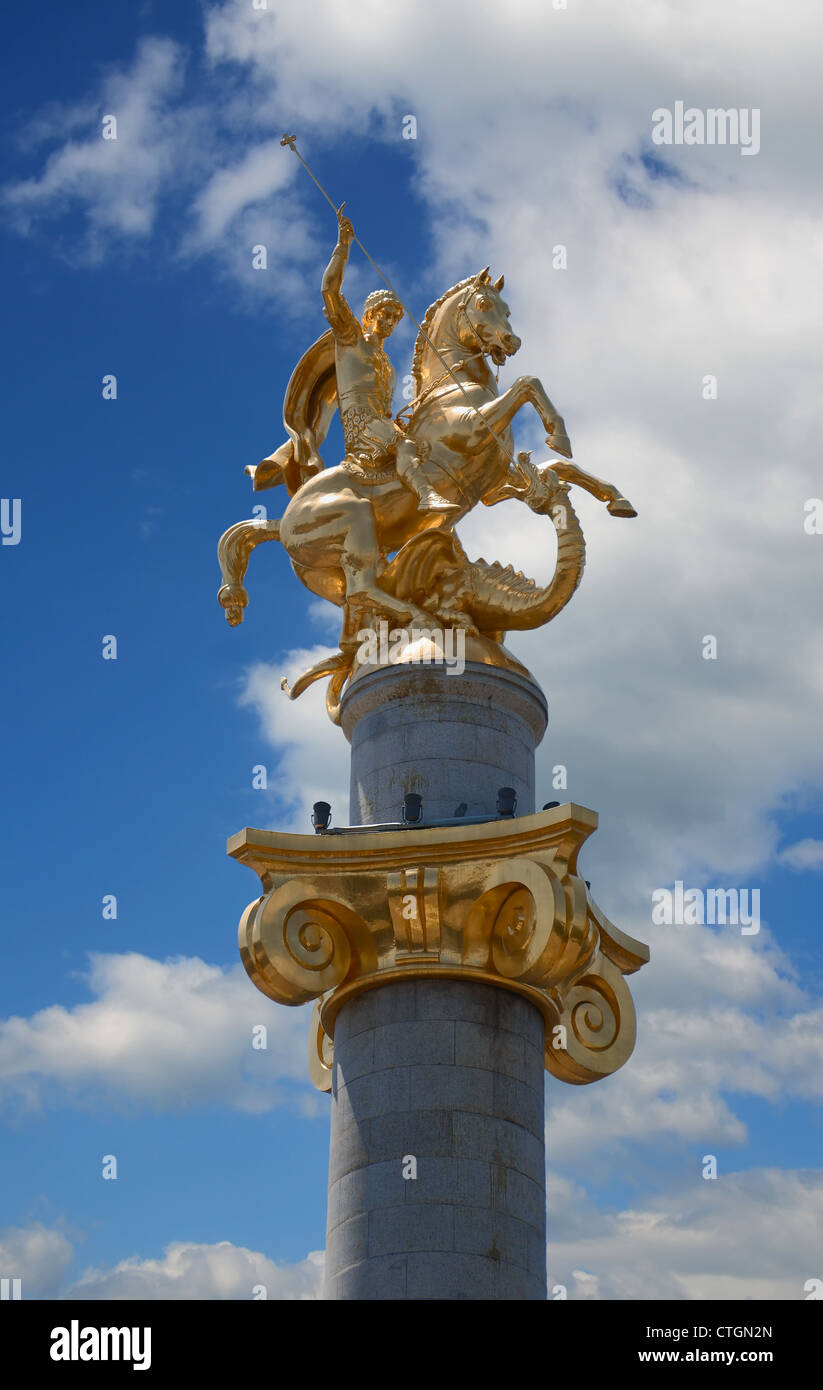 Monument de l'or à Saint George. Tbilissi. La Géorgie. Banque D'Images
