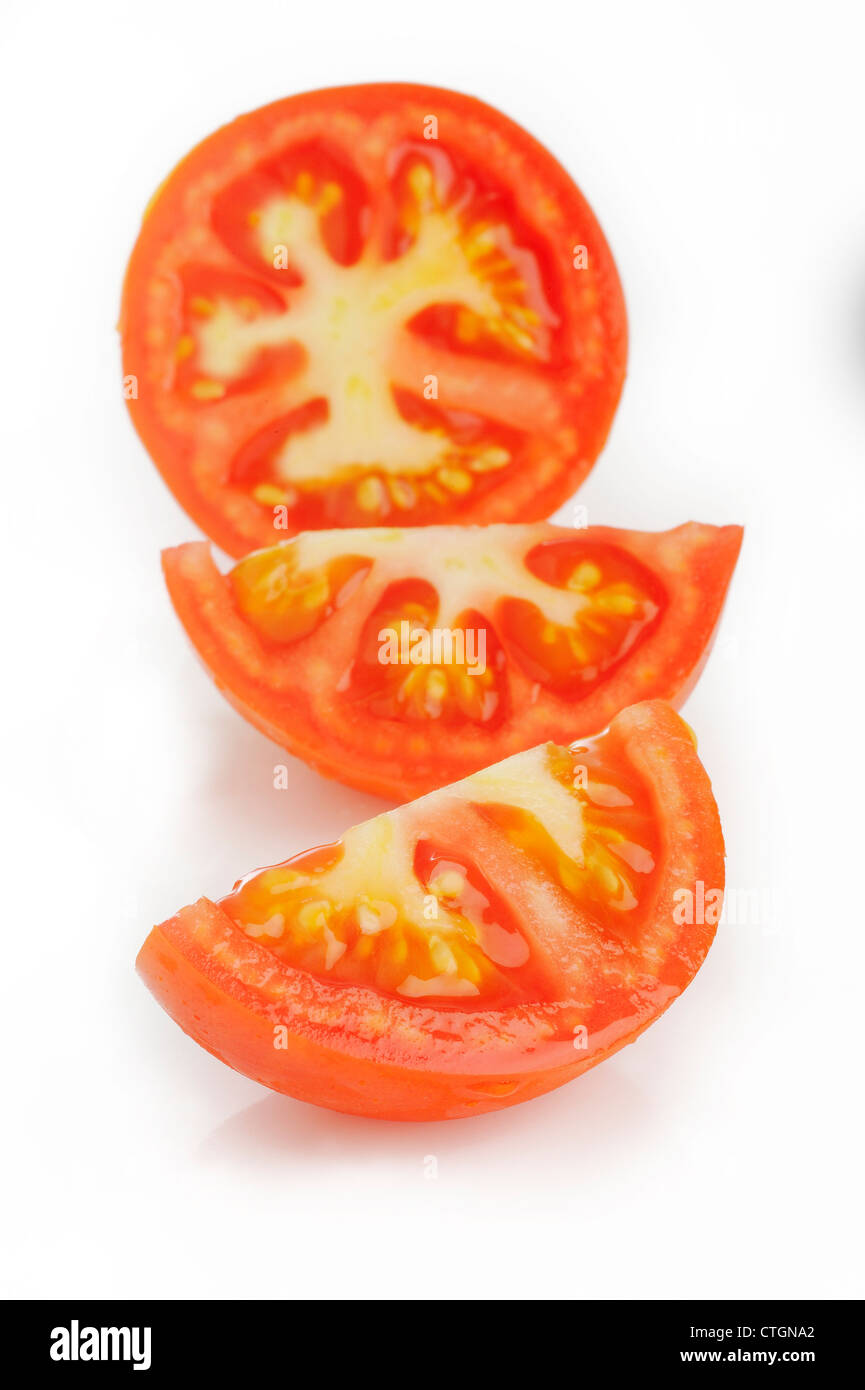 Tranche de tomate rouge isolé sur fond blanc Banque D'Images