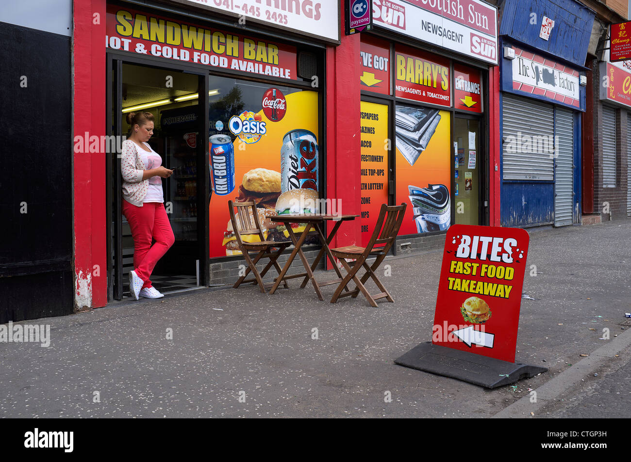 Propriétaire d'un petit sandwich bar et café à emporter avec un petit tableau de la chaussée, Govan Road, Govan, Glasgow, Ecosse Banque D'Images