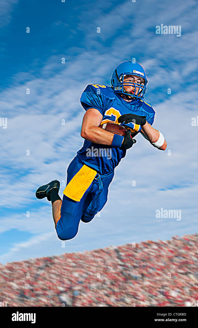 Caucasian football player catching ball Banque D'Images