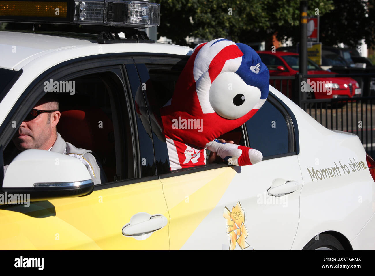 La mascotte officielle des Jeux Olympiques de 2012 à Londres dans une voiture officielle du Wenlock pendant le relais de la flamme. Banque D'Images