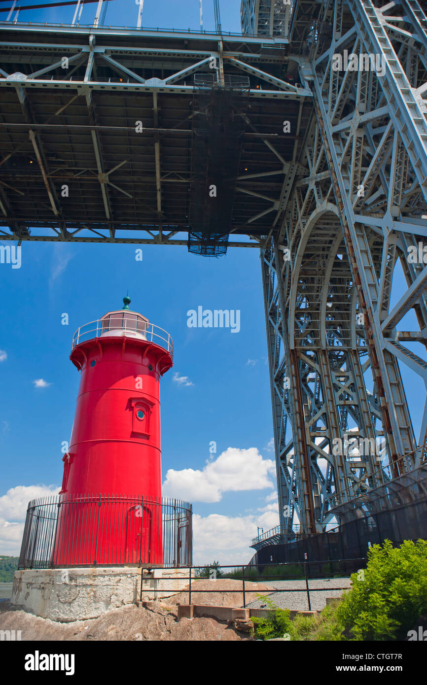 Phare rouge sous le pont George Washington Banque D'Images