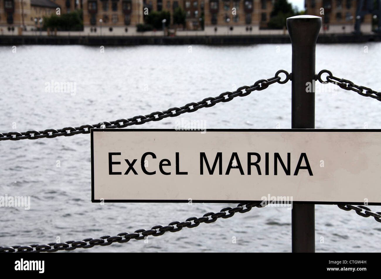 Marina Excel signe à Royal Victoria Dock avec Brittania Village dans l'arrière-plan Banque D'Images Marina Excel signe à Royal Victoria Dock avec Brittania Village dans l'arrière-plan Banque D'Images