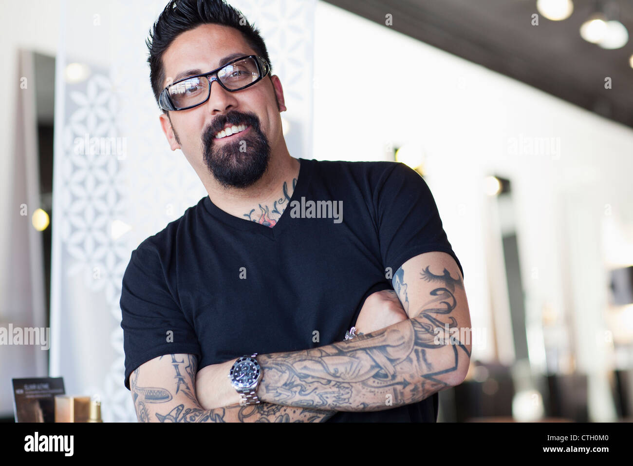 Hispanic man with tattoos Banque D'Images
