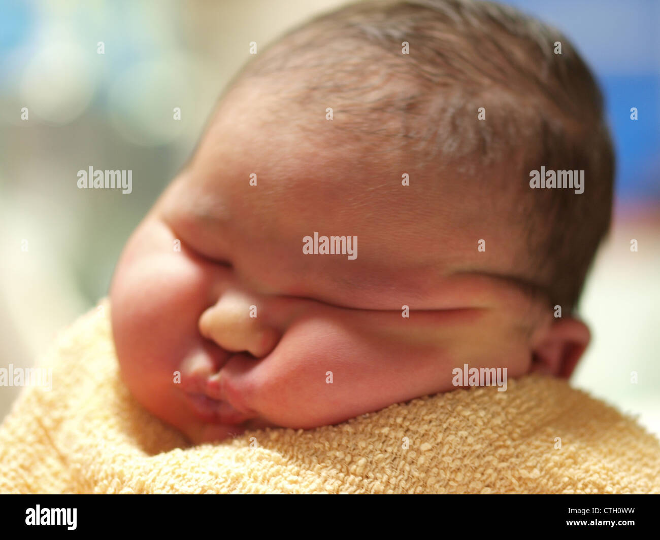 Bebe Nouveau Ne La Moitie Espagnol Moitie De Race Blanche Photo Stock Alamy