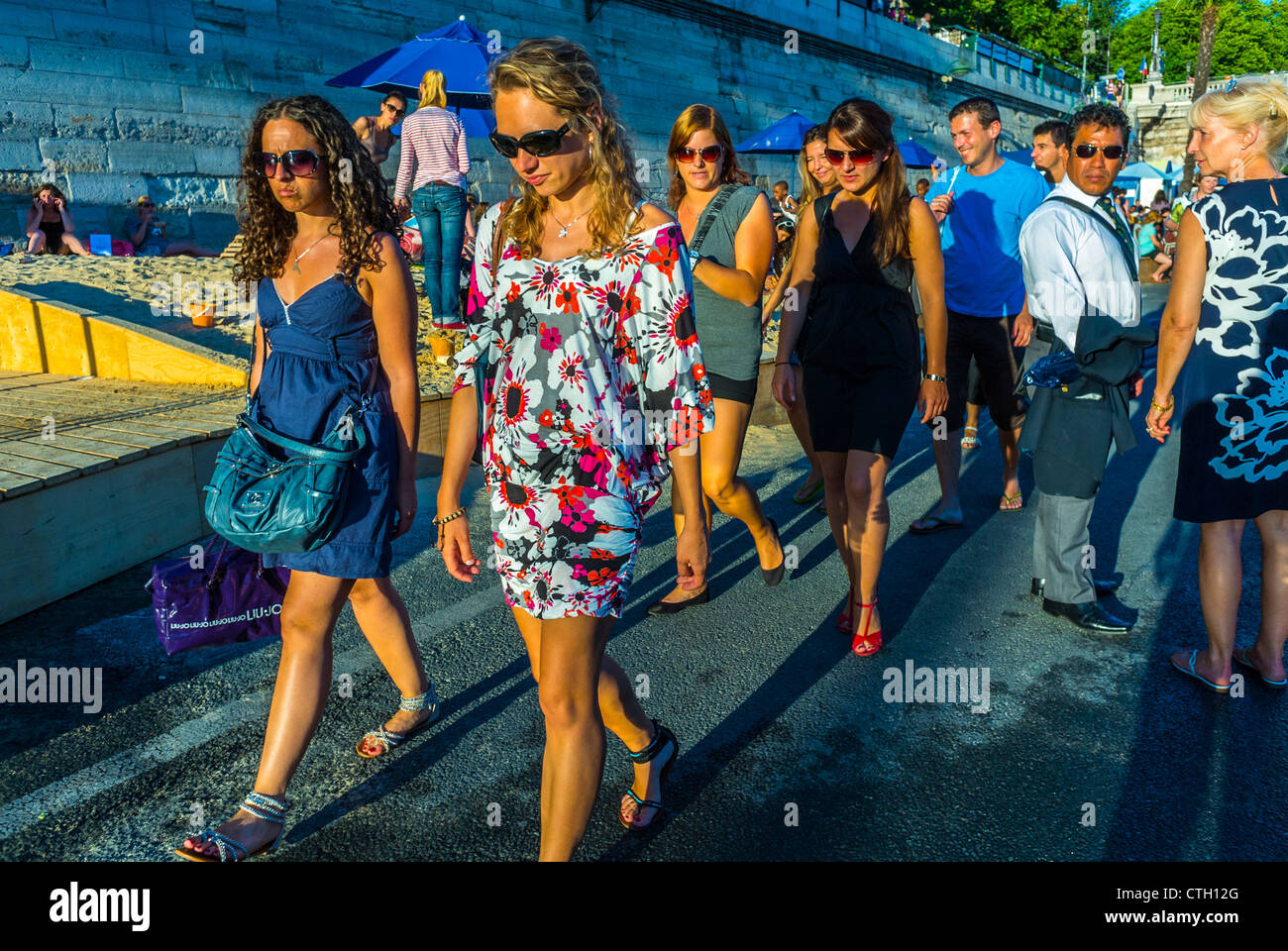 Paris, France, Groupe de jeunes femmes à la mode marchant sur Quay at, Paris Beach, « Paris plages », au centre-ville, sur la Seine plage, Été, Sunny Day Banque D'Images