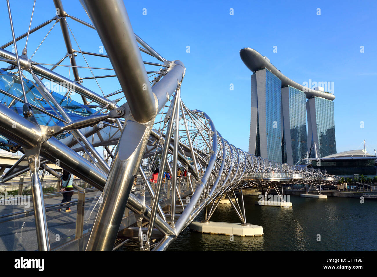 Vue sur le pont de l'hélice et le Marina Bay Sands Hotel Skypark et à Singapour. Banque D'Images
