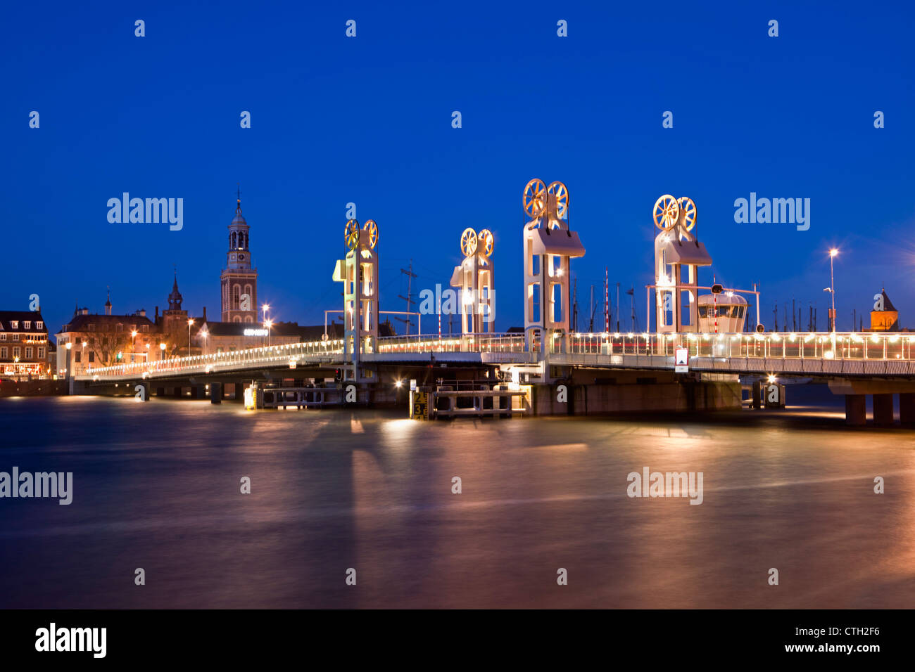 Les Pays-Bas, Kampen, ligne d'horizon à l'aube. Pont sur la rivière Ijssel. De l'eau élevée. Banque D'Images