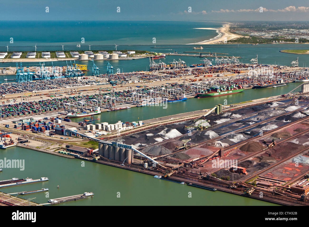 Les Pays-Bas, Rotterdam, Port. Conteneur, de minerais et de stockage d'huile. Vue aérienne. Banque D'Images