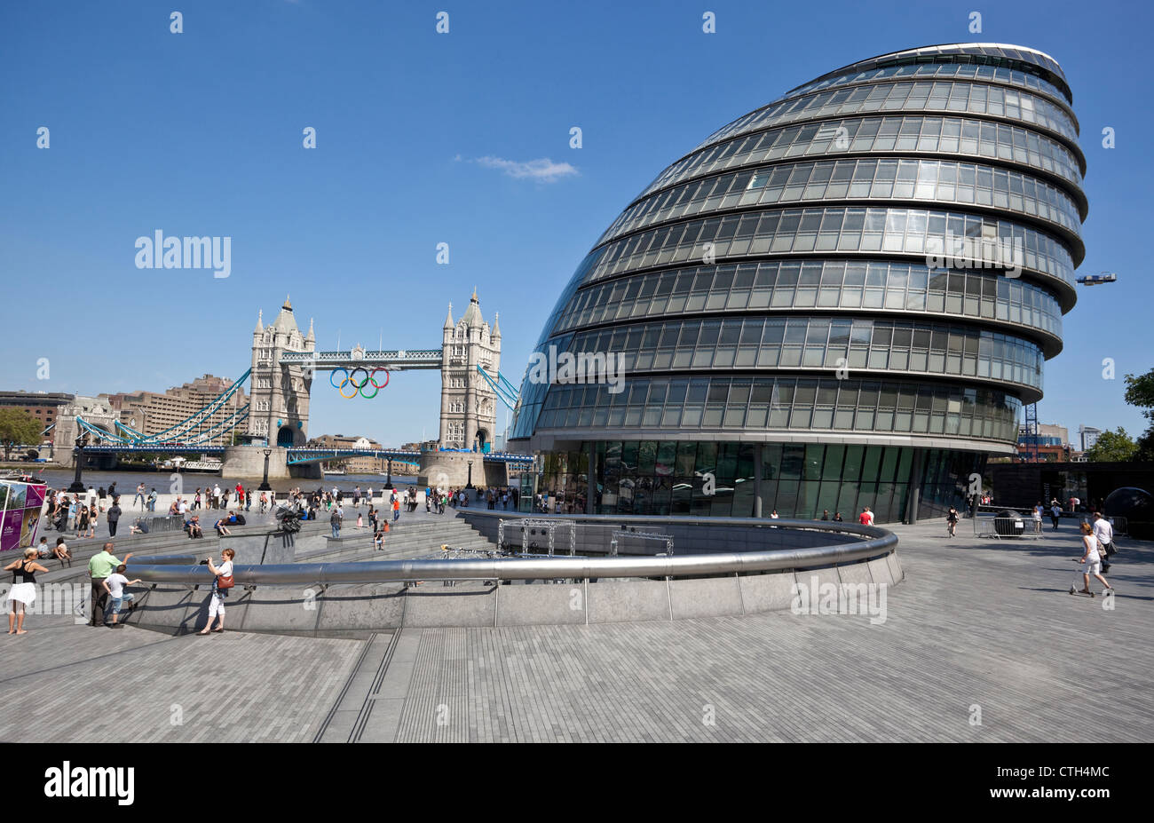 L'Hôtel de ville de Londres et le Tower Bridge en arrière-plan, Arrondissement de Southwark, London, SE1, Angleterre, Royaume-Uni. Banque D'Images