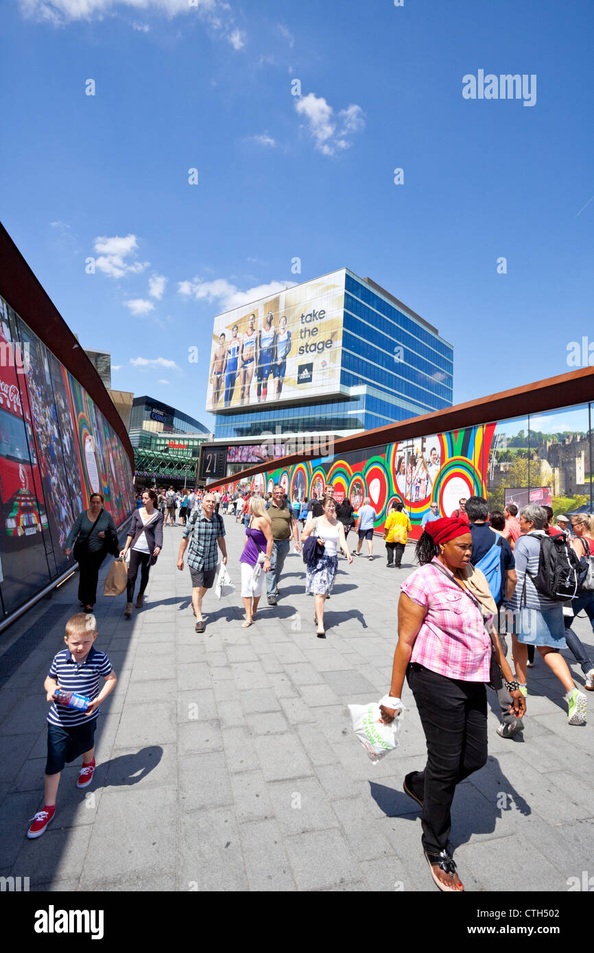 Westfield Stratford City Shopping Centre et de passerelle, l'affichage de publicité Jeux Olympiques colorés, London, England, UK Banque D'Images