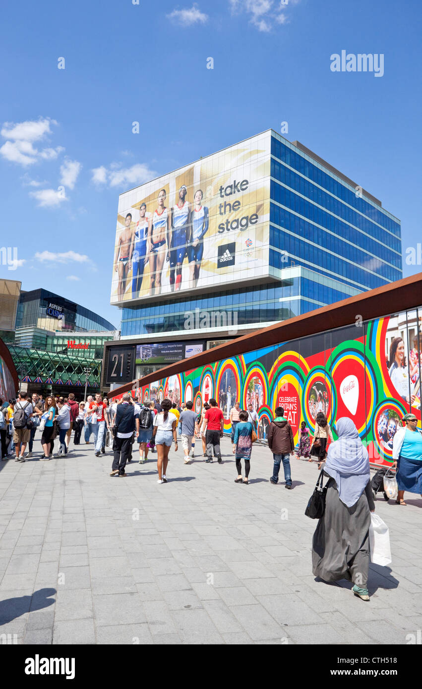 Westfield Stratford City Shopping Centre et de passerelle, l'affichage de publicité Jeux Olympiques colorés, London, England, UK Banque D'Images