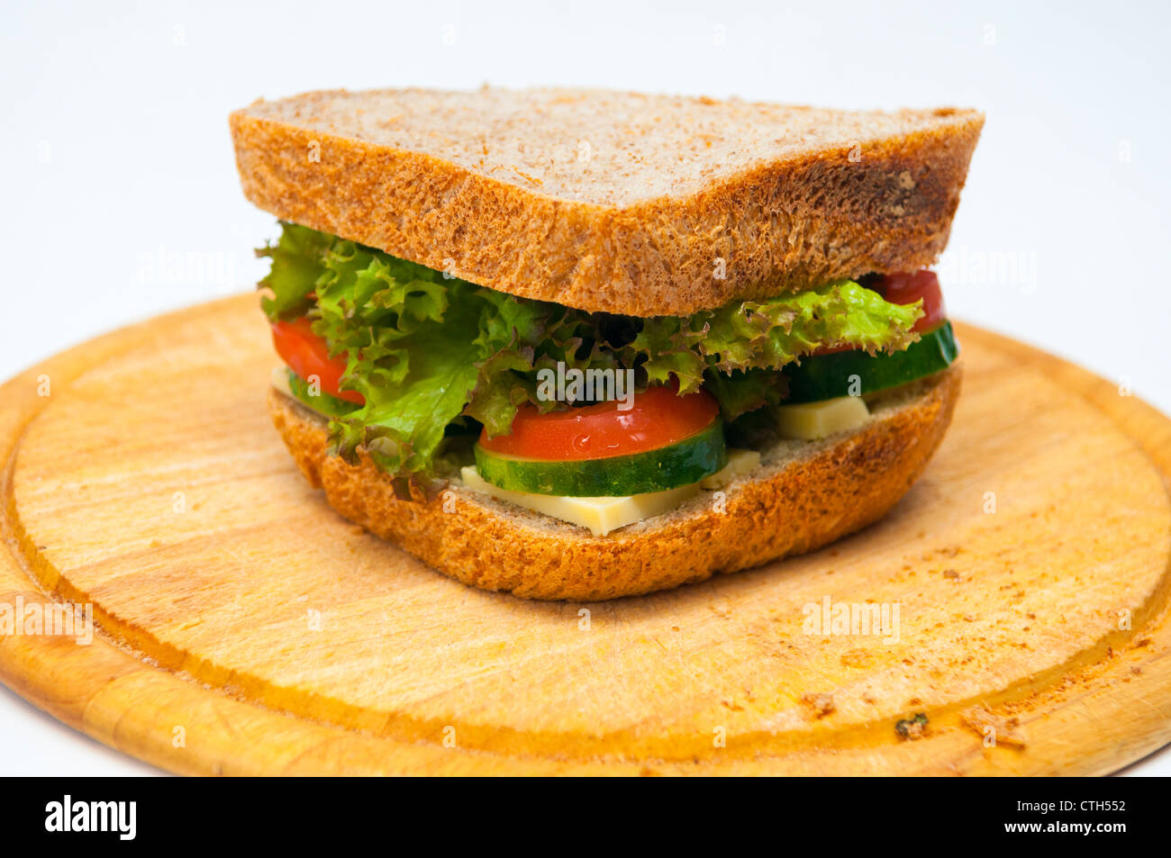 Un délicieux sandwich sur une planche à couper en bois brun | Image Un délicieux sandwich sur une planche à couper en bois brun | Image