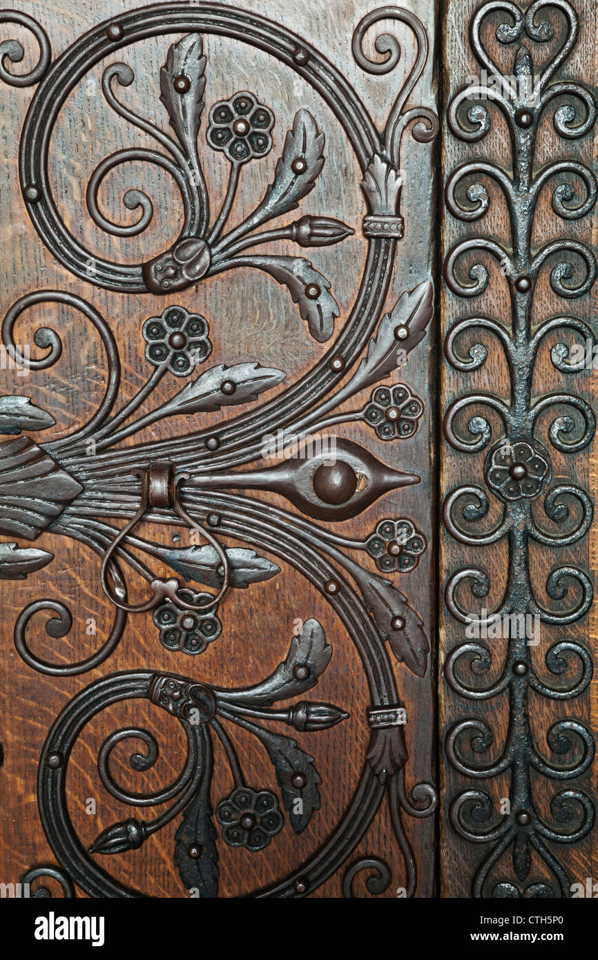 L'Angleterre, Cambridgeshire, Ely, Cathédrale d'Ely, aux éléments en fer forgé sur la porte en bois Banque D'Images