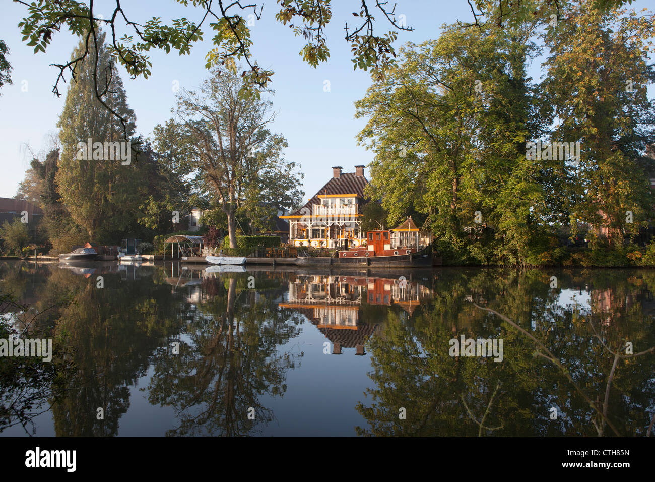 Les Pays-Bas, Breukelen, restaurant le long de la rivière Vecht. Banque D'Images