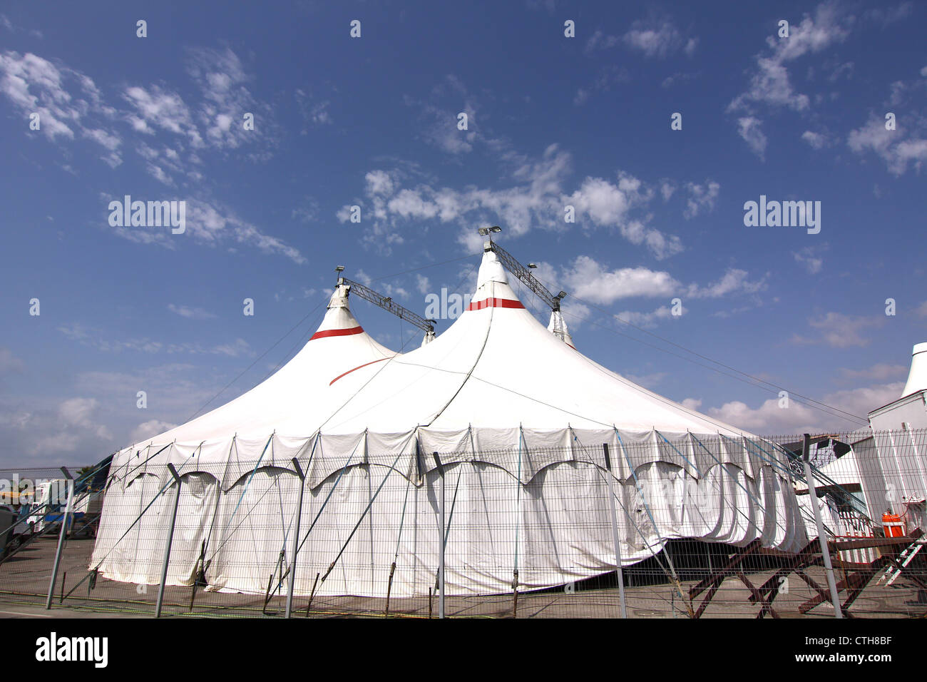 Chapiteau du cirque blanc avec ciel bleu Banque D'Images