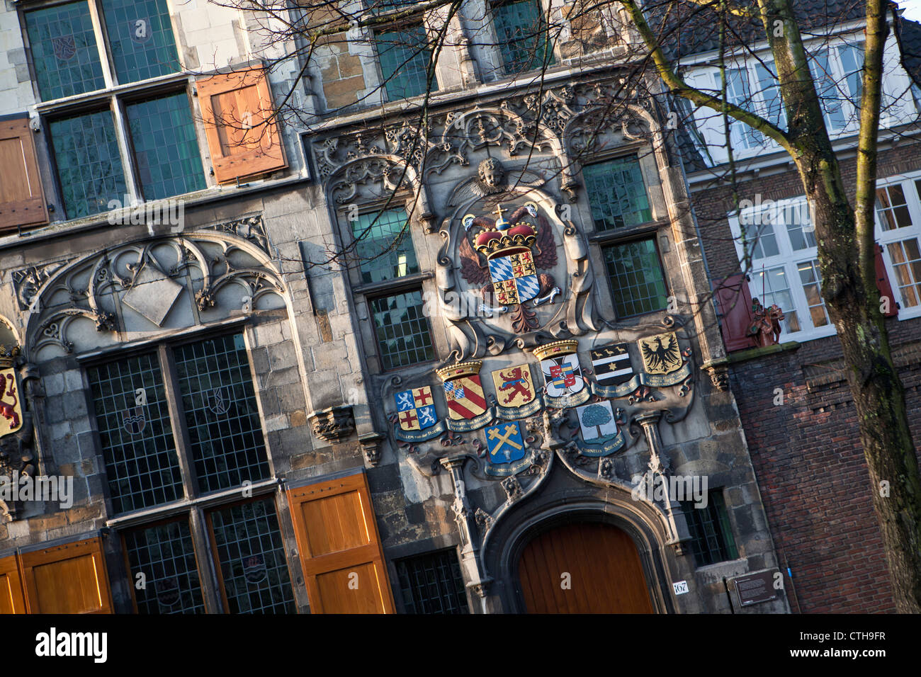 Les Pays-Bas, Delft, entrées à la façade de l'Delfland Gemeenlandshuis , datant du 16ème siècle. Banque D'Images