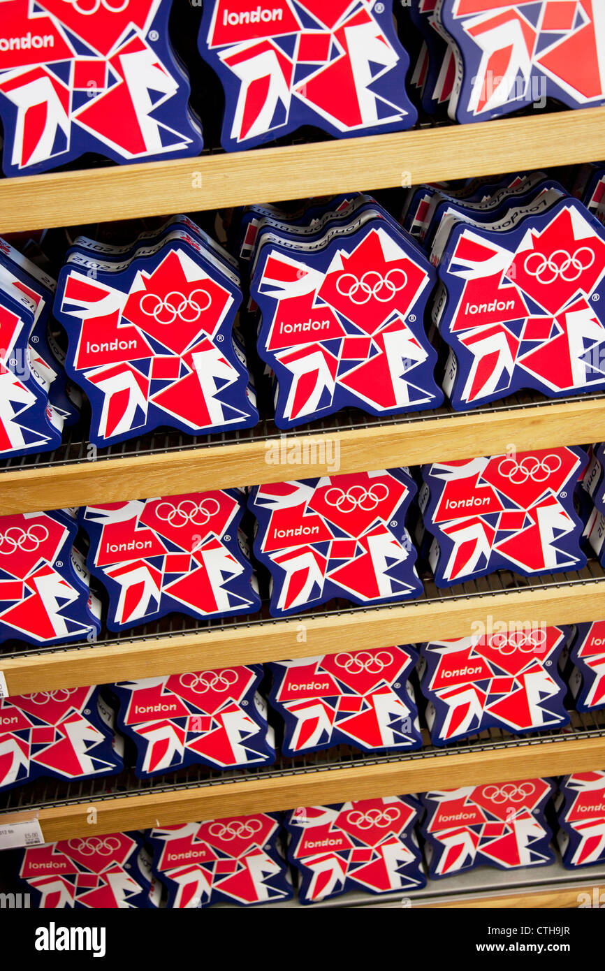 Les Jeux Olympiques de 2012 à Londres la marchandise à vendre. Boîtes de biscuits décorés dans le logo des Jeux Olympiques et Union Jack flag. Banque D'Images