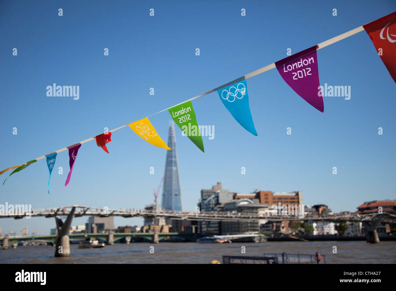 Les Jeux Olympiques de 2012 à Londres bunting le long de la Tamise dans le centre de Londres, au Royaume-Uni. Le gratte-ciel Shard imminente dans l'arrière-plan. Banque D'Images