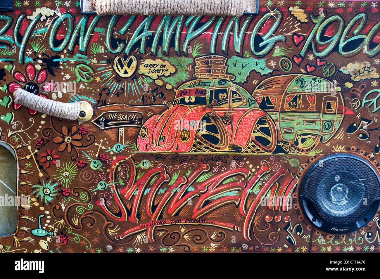 Écran partagé VW Volkswagen camper van. Intérieur en bois peint en 1960 / années 70 style hippie Banque D'Images