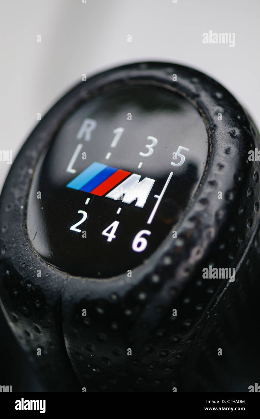 6 Six vitesses bâton avec M logo sur un 2008 BMW 318i Banque D'Images