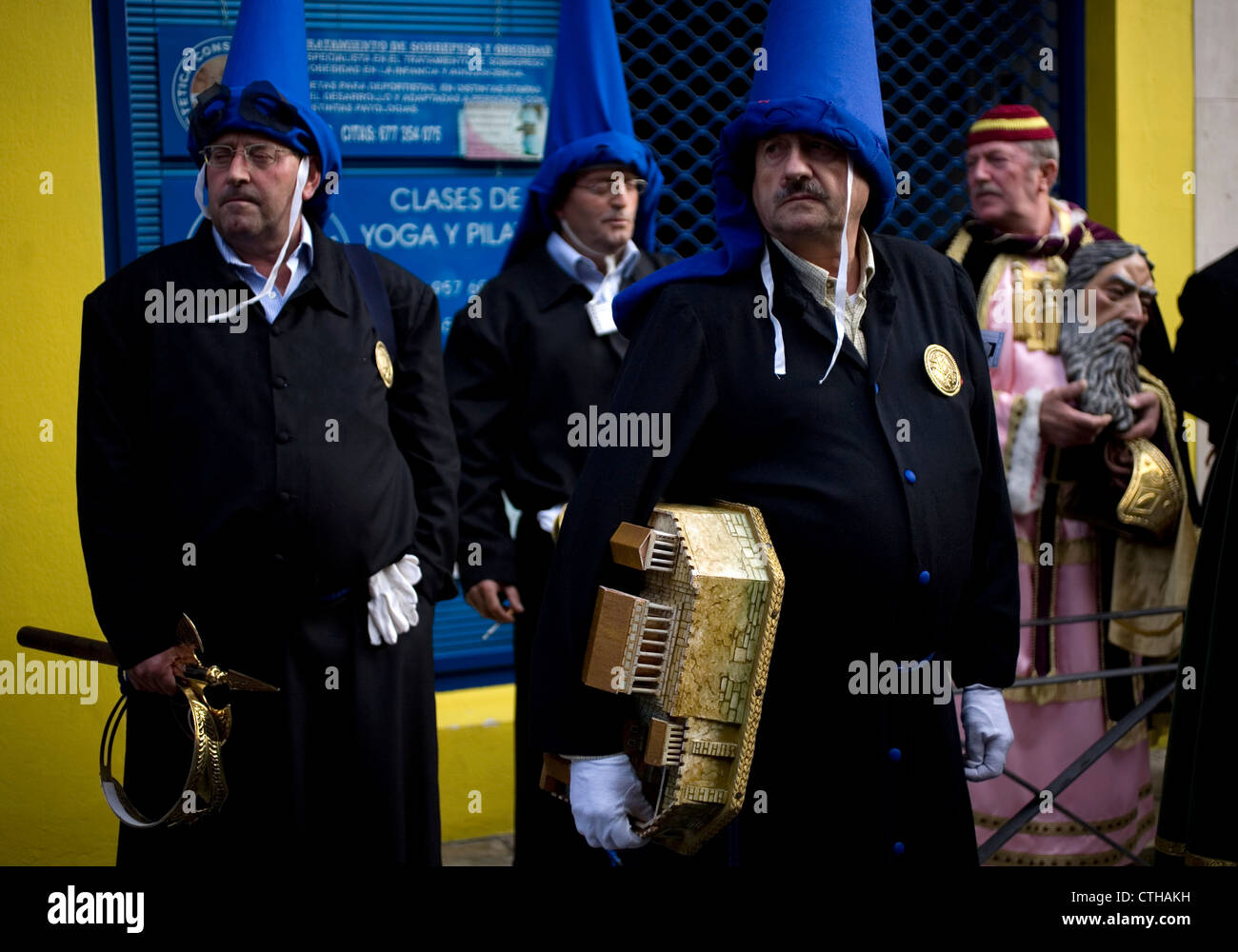 Attendez que la procession des pénitents blancs pour commencer à Pâques Semaine Sainte à Puente Genil, dans la province de Cordoue, Andalousie, Espagne Banque D'Images