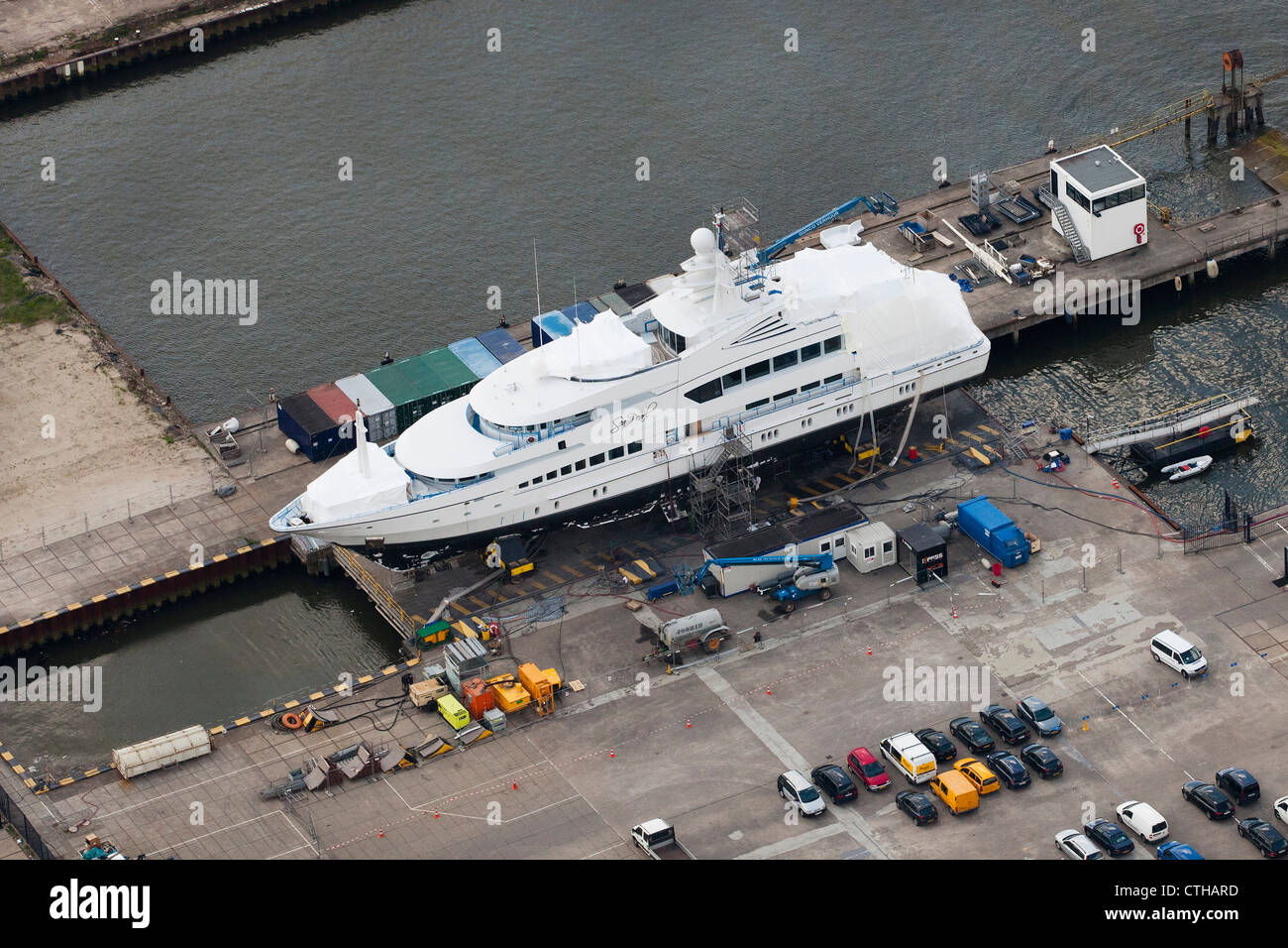 Les Pays-Bas, Zwijndrecht, chantiers navals. La construction de yacht de luxe. Vue aérienne. Banque D'Images