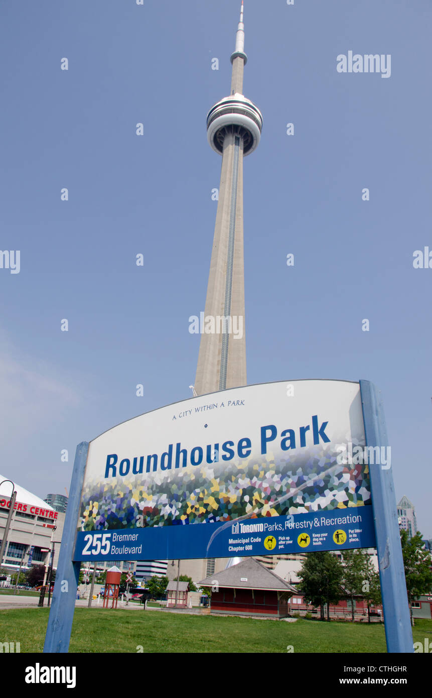 Le Canada, l'Ontario, Toronto. Vue de la Tour du CN de parc Roundhouse. Banque D'Images