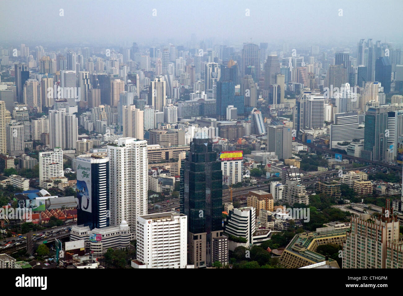 Vue de la prise de la ville de Bangkok Baiyoke Tower II montrant la pollution atmosphérique et le smog, la Thaïlande. Banque D'Images