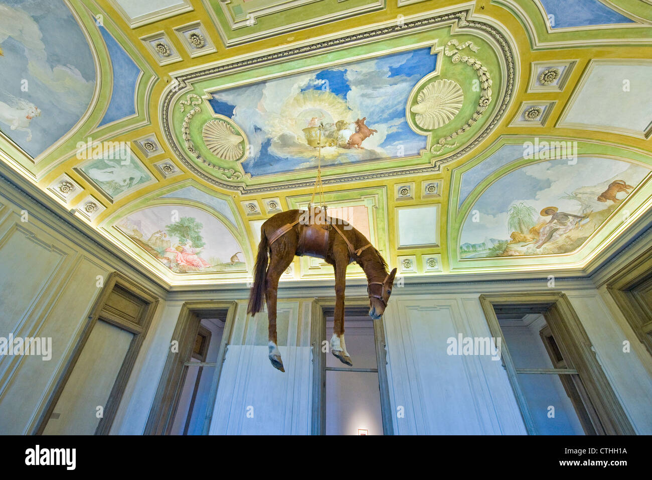 L'Italie, le Piémont, Le Château de Rivoli, musée d'Art Contemporain, l'art de Maurizio Cattelan Banque D'Images